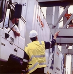 Mehr Sicherheit bei freier Fahrt: Astrium, Hellmann, Eurogate und MSC Gate Bremerhaven haben ein Abkommen zur Entwicklung satellitengest�tzter Container-Sicherheitsdienstleistungen unterzeichnet